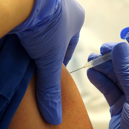 مستشفى كاريتاس للأطفال يباشر حملة التطعيم ضد فيروس كورونا